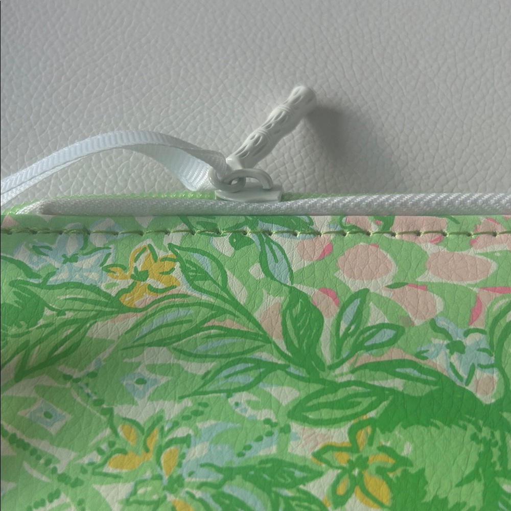 Lilly Pulitzer Pink and Green Floral Passport Travel wallet BNWT - Picture 14 of 16